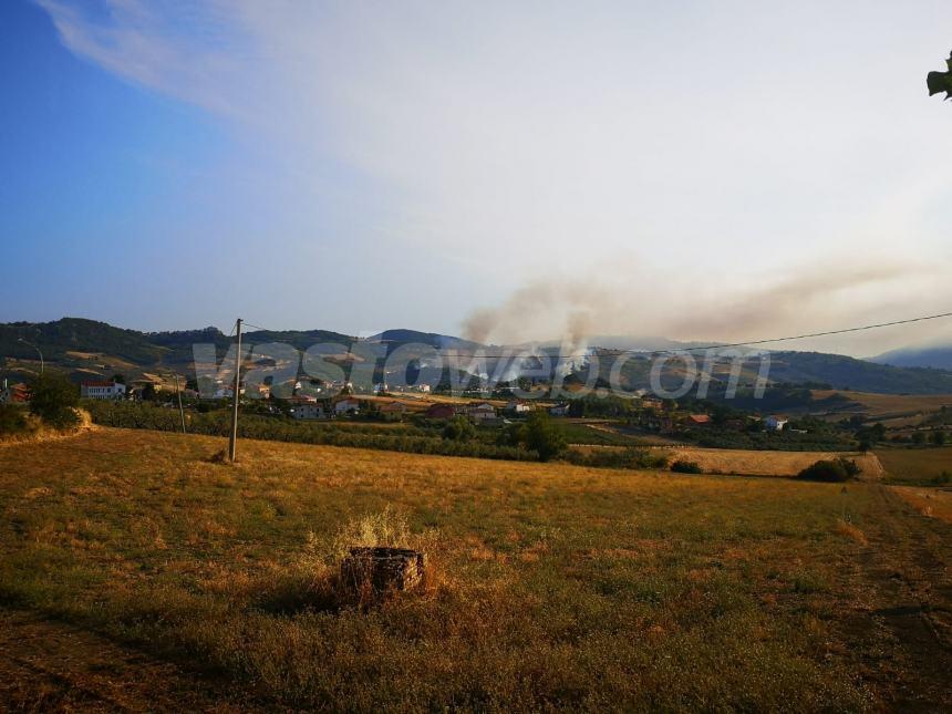 Terreni in fiamme a Scerni: intervengono i vigili del fuoco