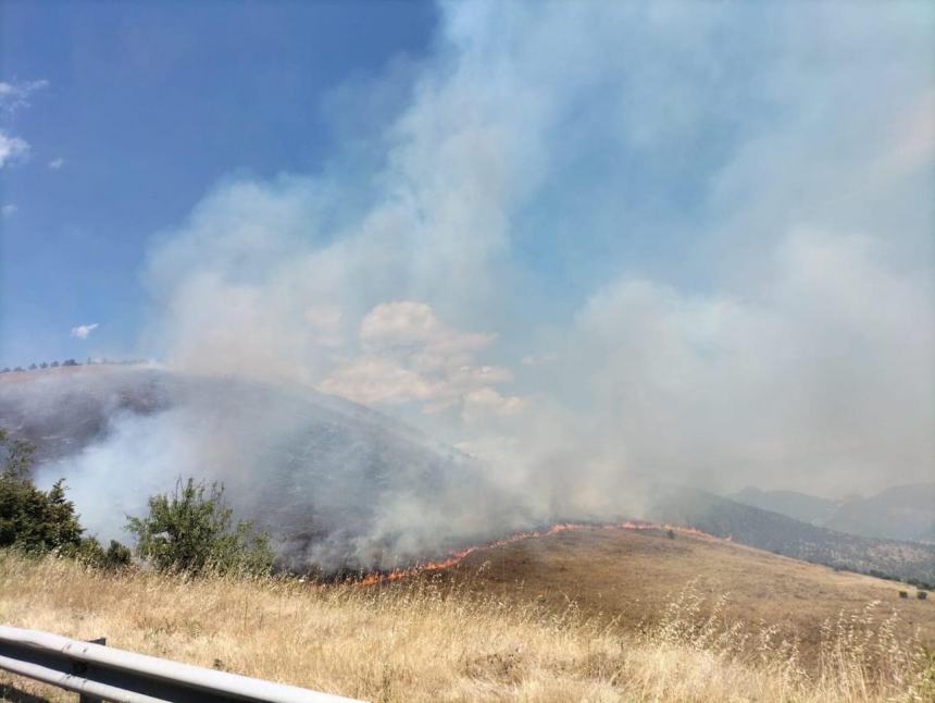 Ampio incendio nell’aquilano, domato da 3 mezzi aerei e 28 volontari 