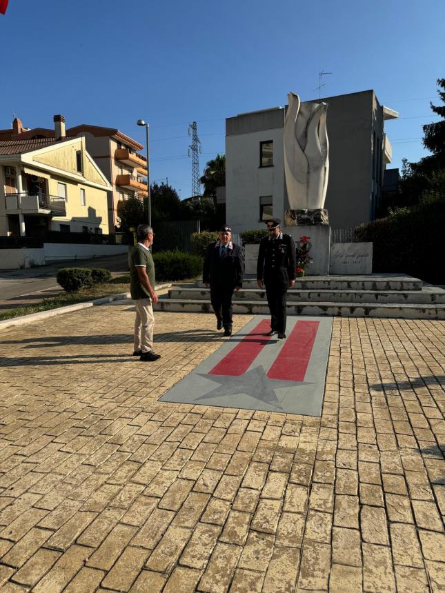 Il tenente colonnello Giacona nella sede dell'Associazione nazionale Carabinieri di Vasto