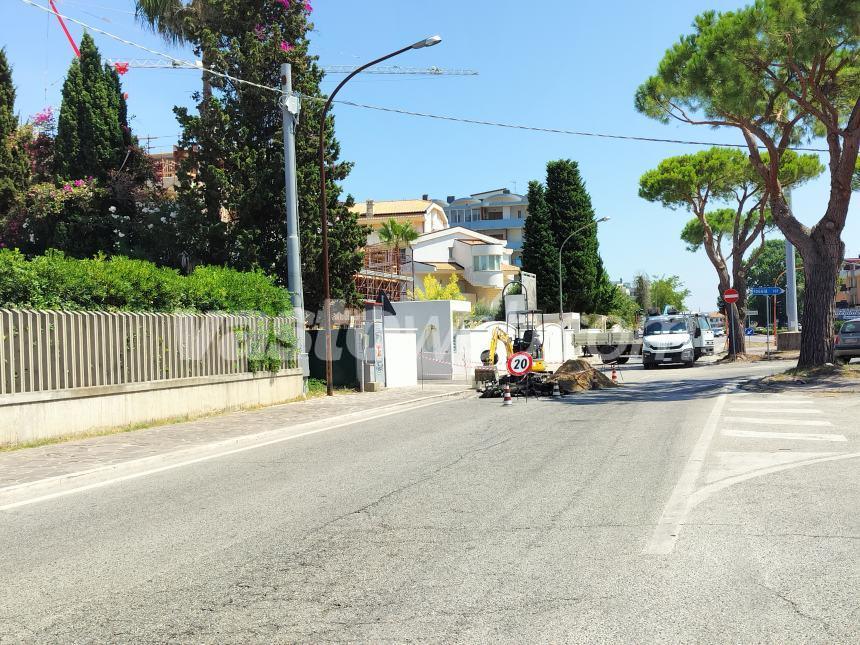 Chiuso l'ingresso sud di Vasto Marina, operai enel a lavoro per blackout della scorsa notte