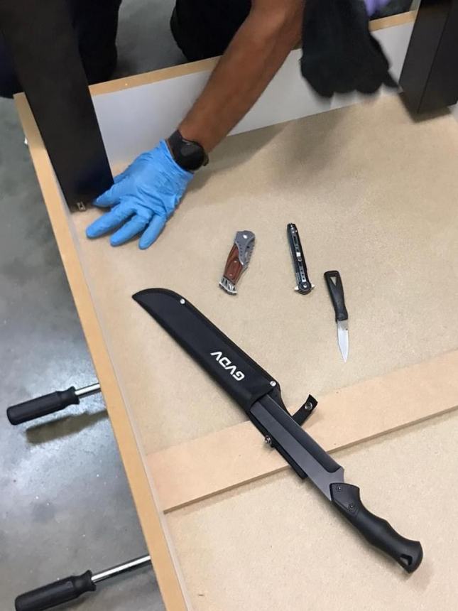 Carcere di Teramo: trovati coltelli, cellulari e droga in un biliardino