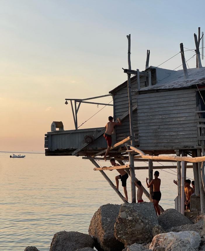 Selvaggia posta il tramonto da Vasto ma i follower non ci credono: "In Abruzzo il sole sorge" 