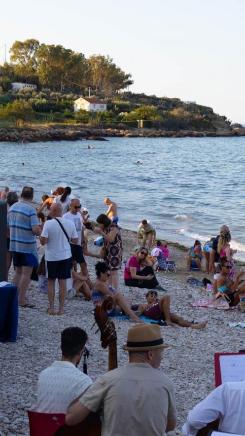 Emozioni sulla spiaggia di Casarza grazie al sound  de "Le chat Rouge"