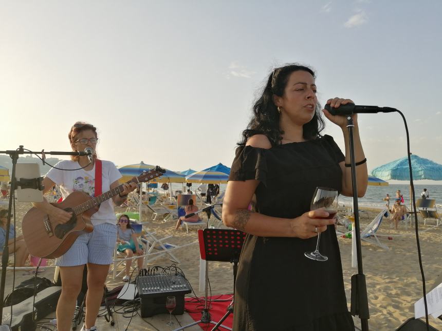 Emozioni in spiaggia con il trio Redblack alla prima tappa di "Road to Punta Aderci"