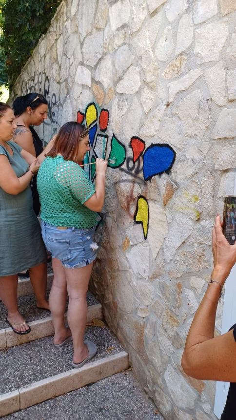 Il nuovo volto del chiosco della villa di San Salvo con il murales di Orlando Raspa