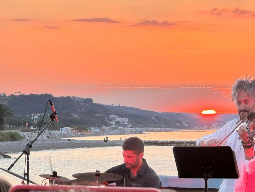 Il concerto  de “Falcone e i maledetti” incanta Casalbordino al tramonto 