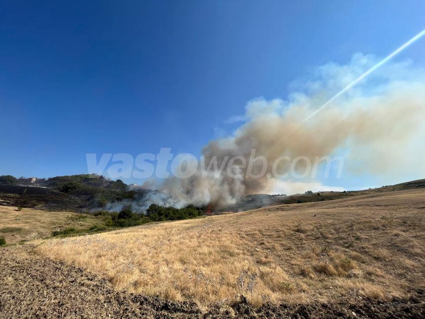 Terreni in fiamme a Scerni: intervengono i vigili del fuoco