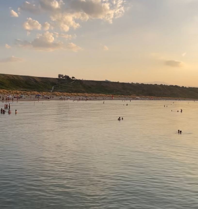 Selvaggia posta il tramonto da Vasto ma i follower non ci credono: "In Abruzzo il sole sorge" 