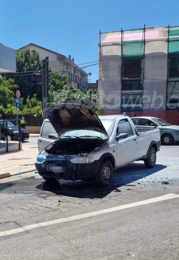 Fiat Strada pick-up in fiamme a San Salvo, intervento dei Vigili del fuoco