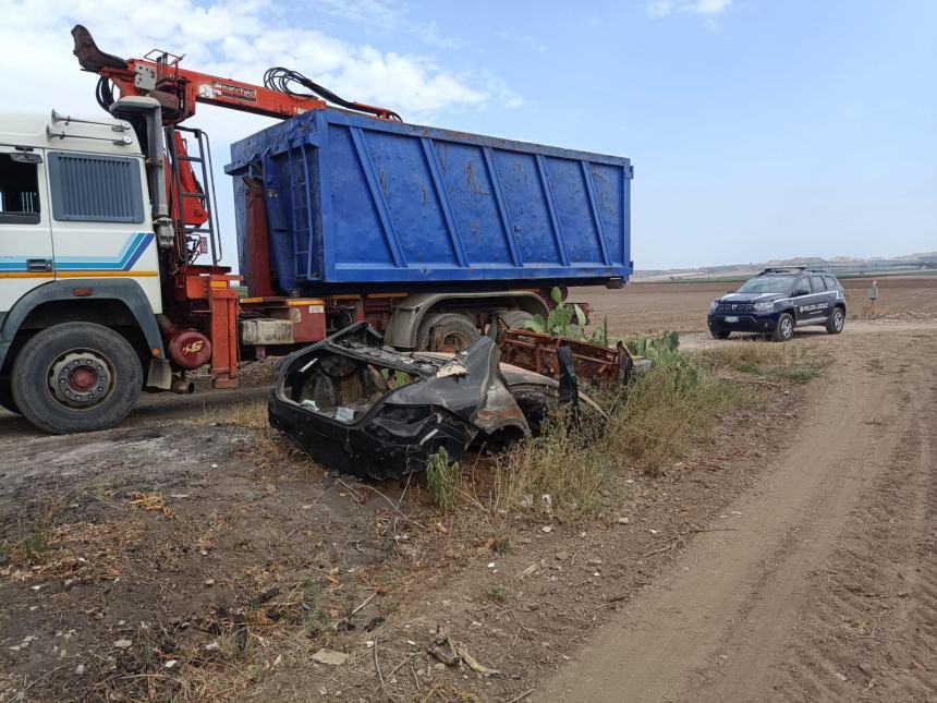 San Severo, recuperate carcasse di auto abbandonate nelle strade rurali del territorio