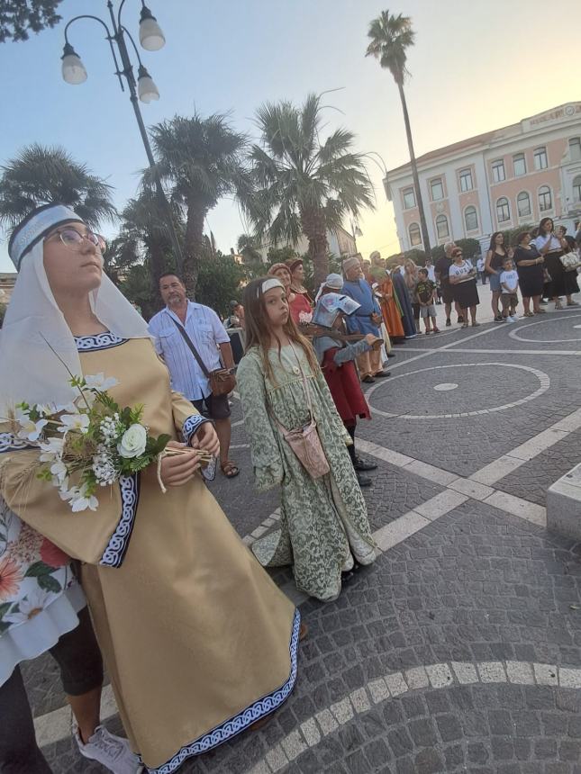 Dame, cavalieri e sbandieratori: Termoli nel cuore del Medioevo