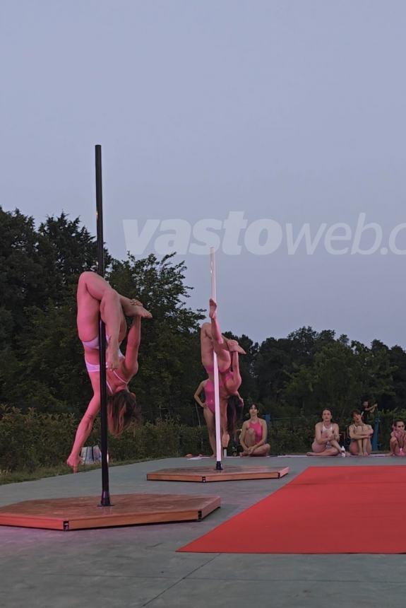 Pole Dance, le allieve della Danza & Danza Academy illuminano il bosco di Don Venanzio