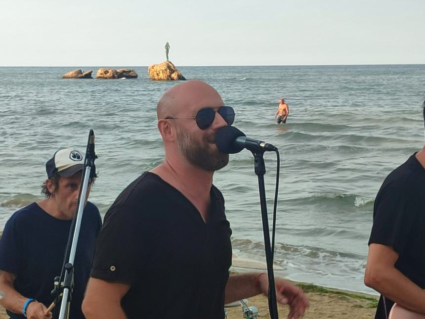 Ancora emozioni in spiaggia con i Vintage nel viaggio musicale "Road to Punta Aderci"