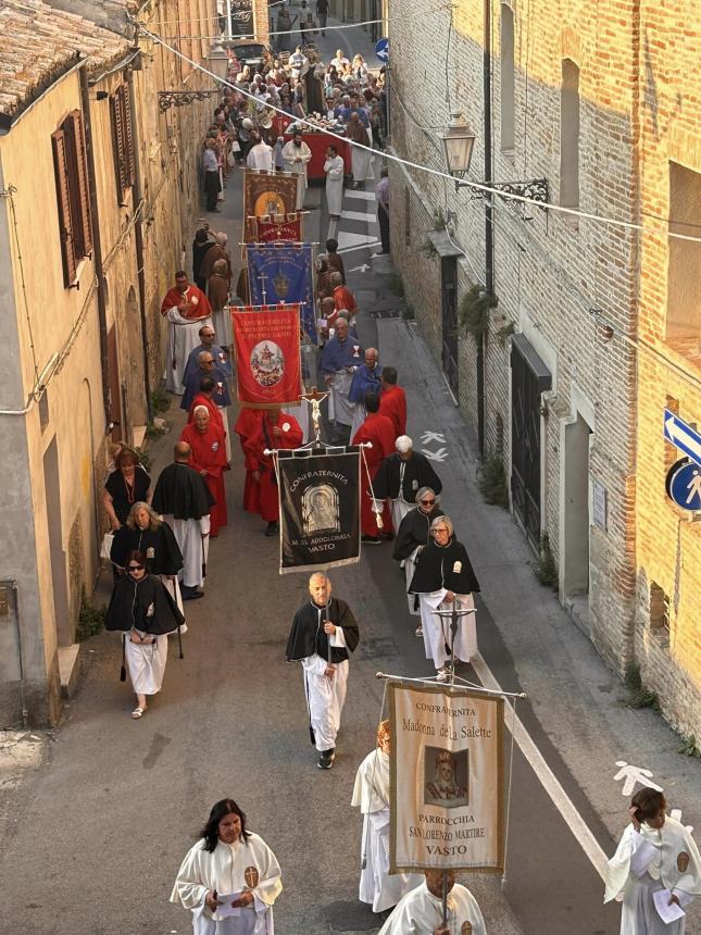 Madonna del Carmine, in tanti alla processione per le strade del centro