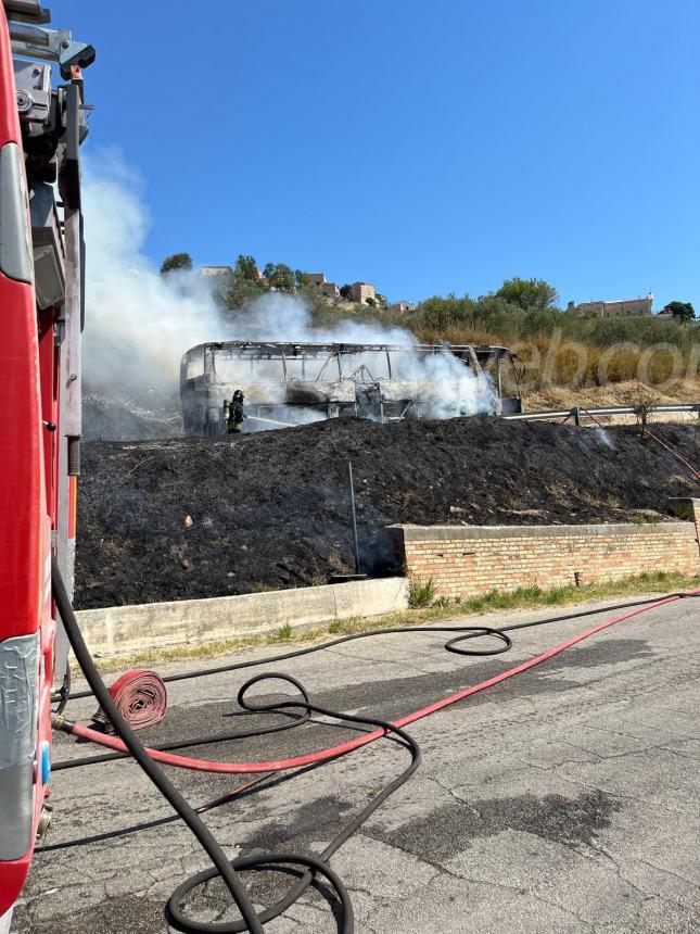 Autobus in fiamme a Monteodorisio, intervengono vigili del fuoco e volontari