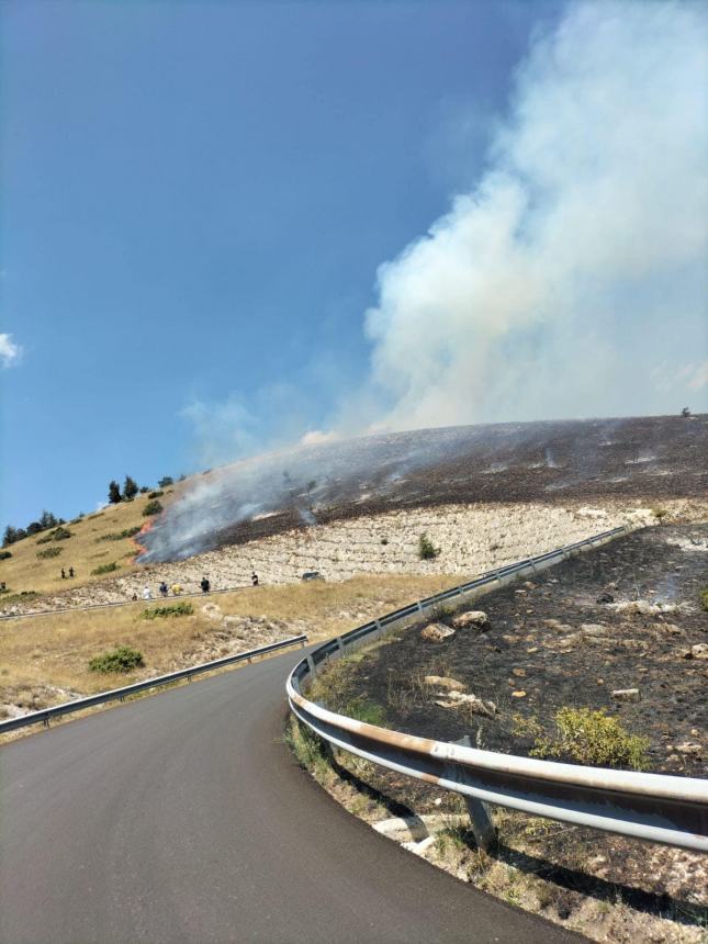 Ampio incendio nell’aquilano, domato da 3 mezzi aerei e 28 volontari 