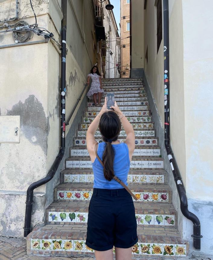 Selvaggia posta il tramonto da Vasto ma i follower non ci credono: "In Abruzzo il sole sorge" 