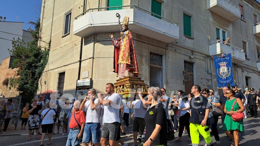 Sotto un cielo che brilla nell'acqua la processione a mare di San Basso