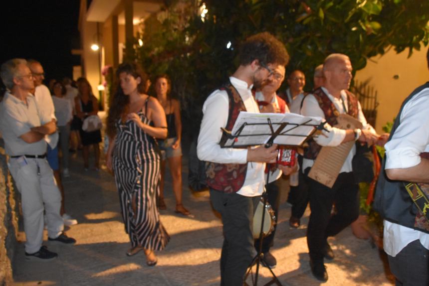 Ciripiripiccula nei vicoli del borgo antico, notte di mezza estate all'insegna della termolesità