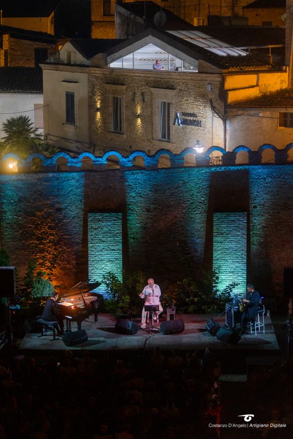 “Euphonia Suite” di Eugenio Finardi incanta il pubblico dei Giardini d’Avalos