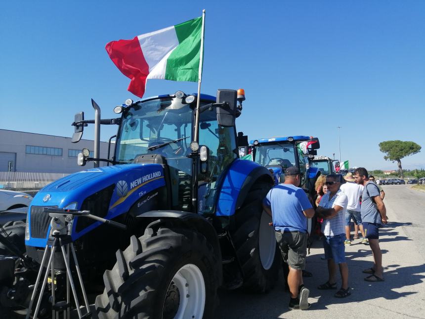 Protesta dei trattori a Vasto: "Un'azienda media ha perso 100 mila euro, oltre a investimenti fatti"