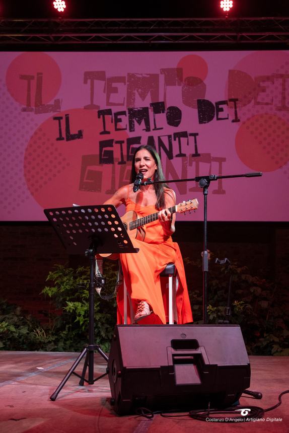 Paola Turci con la sua voce dipinge un affresco della grande musica italiana ai Giardini d'Avalos