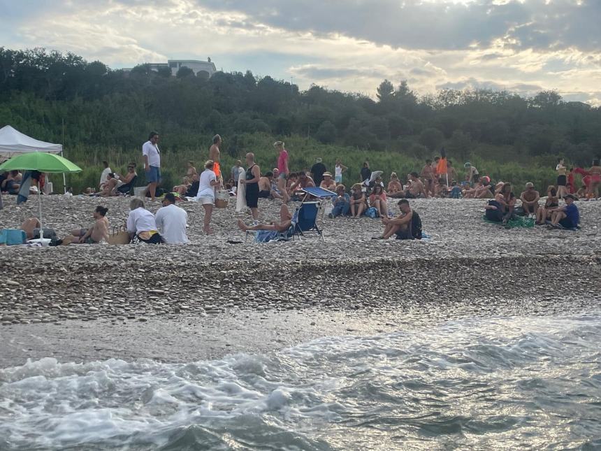 Emozioni con la musica di Anastasia e Max Padoan sulla spiaggia di San Nicola