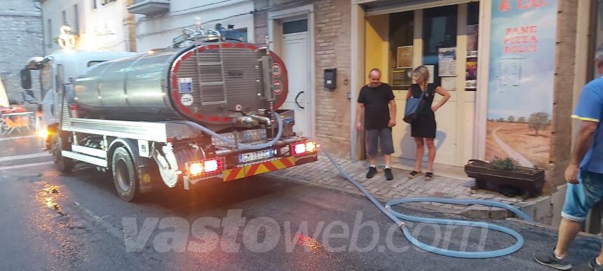 Crisi idrica: autobotti nel Vastese, a Monteodorisio tubatura rotta in pieno centro