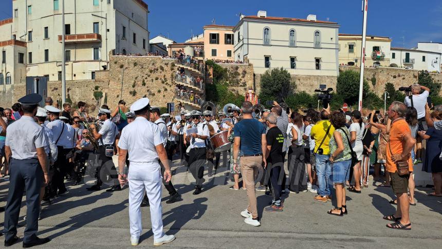 Sotto un cielo che brilla nell'acqua la processione a mare di San Basso