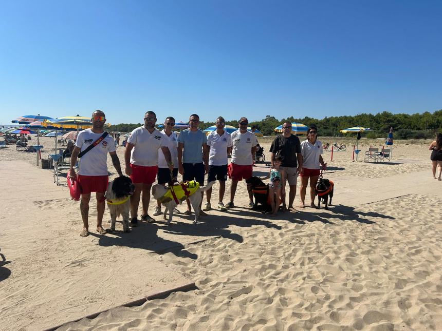 Cani di salvataggio in azione sulla spiaggia di Campomarino lido