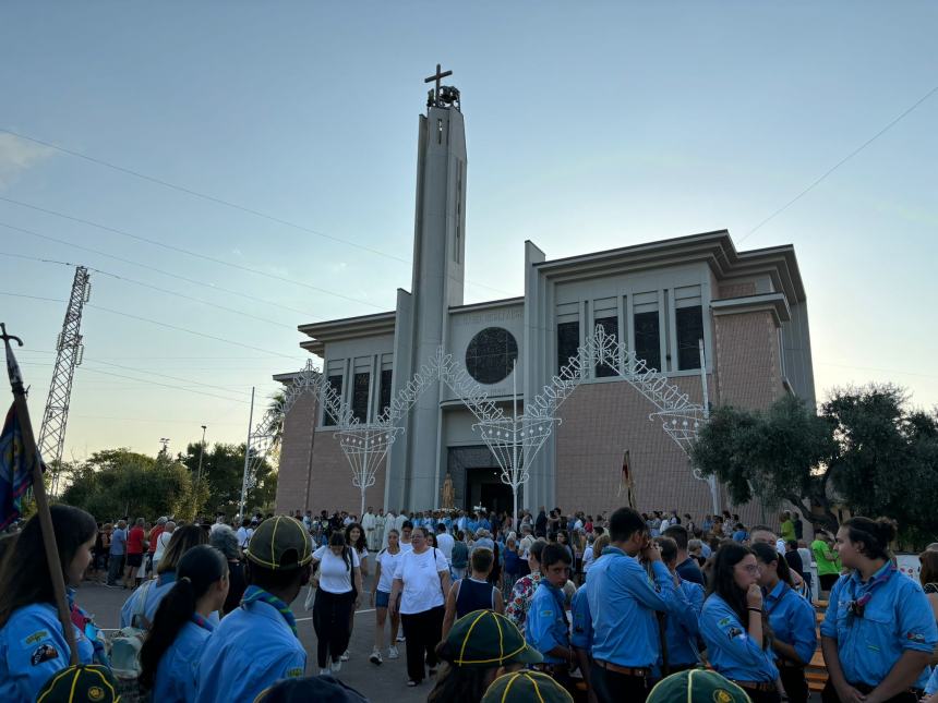 La statua della Madonna a Santa Maria degli Angeli in processione 