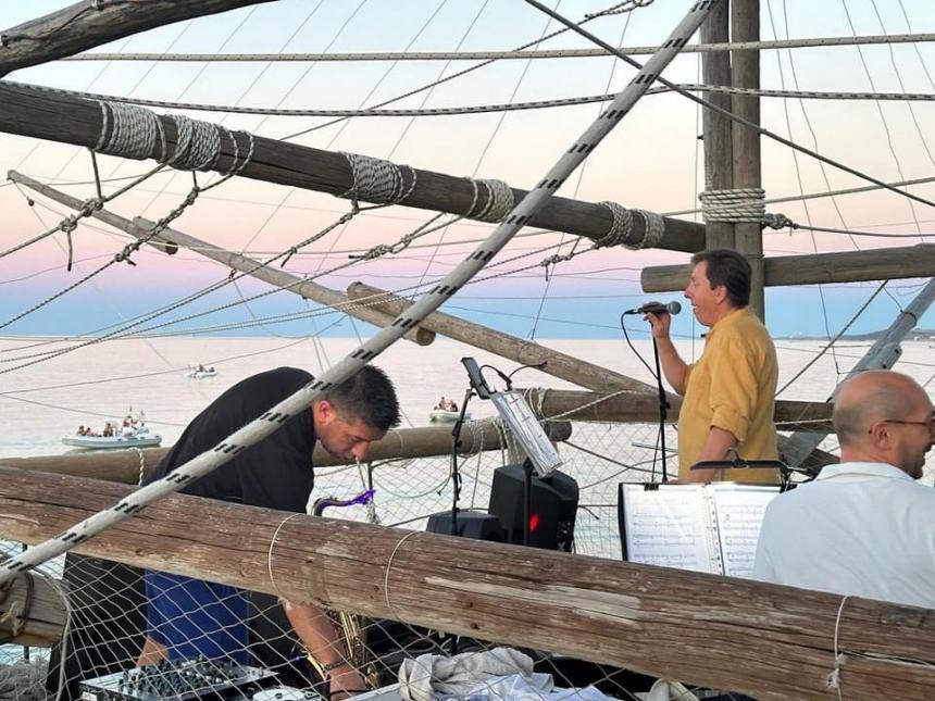 In tanti sul Trabocco Punta Le Morge per il tributo dei “Porto Franco” a Paolo Conte