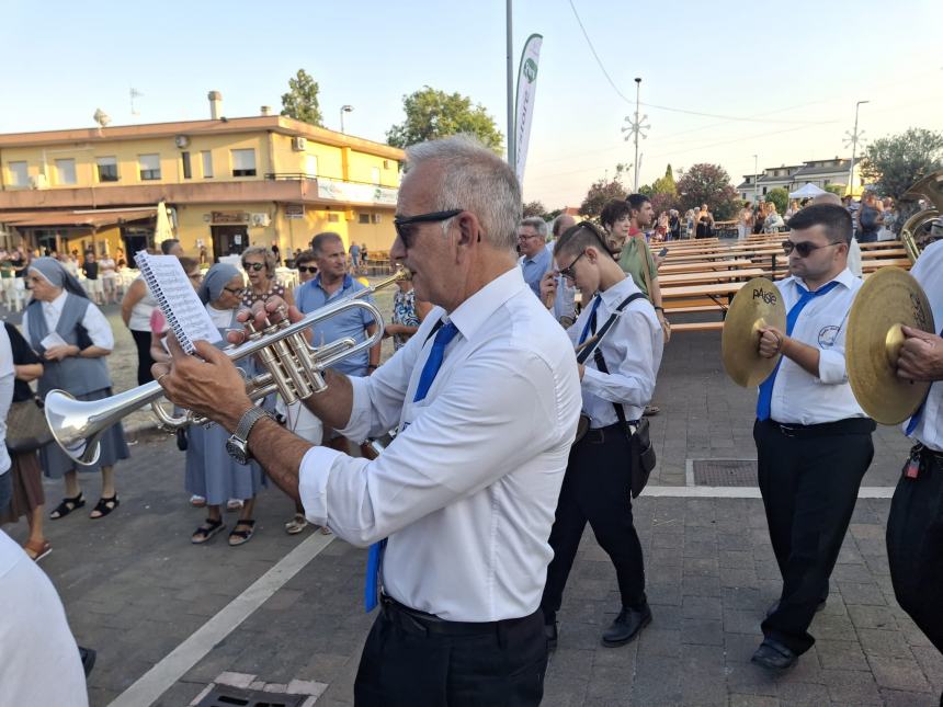 La statua della Madonna a Santa Maria degli Angeli in processione 