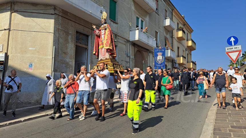 Sotto un cielo che brilla nell'acqua la processione a mare di San Basso