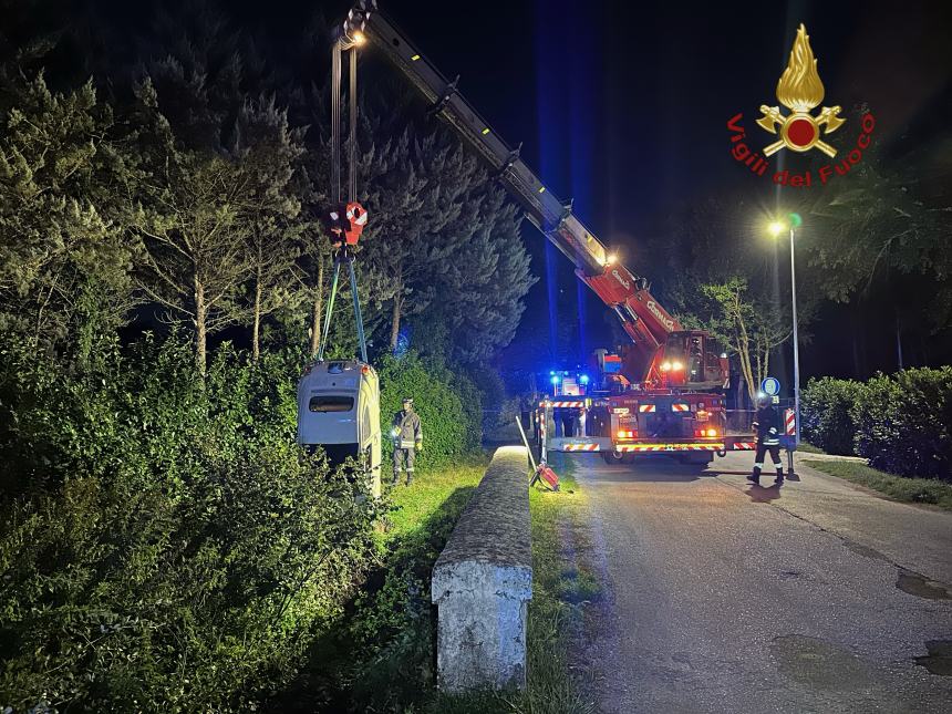 Escono fuoristrada con l'auto e finiscono sotto un ponte, illese due persone