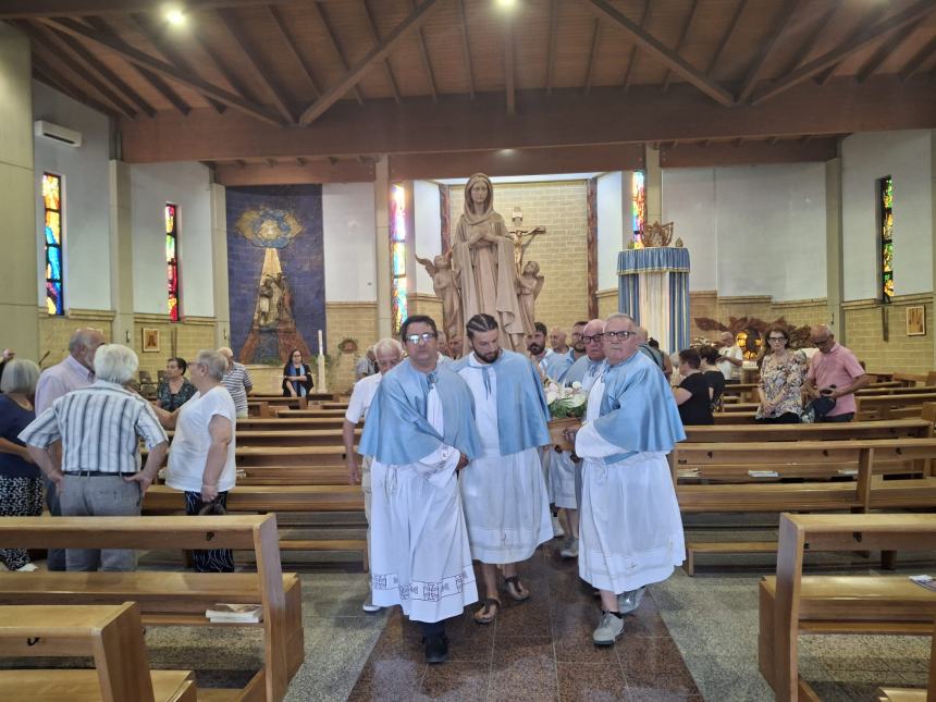 La statua della Madonna a Santa Maria degli Angeli in processione 