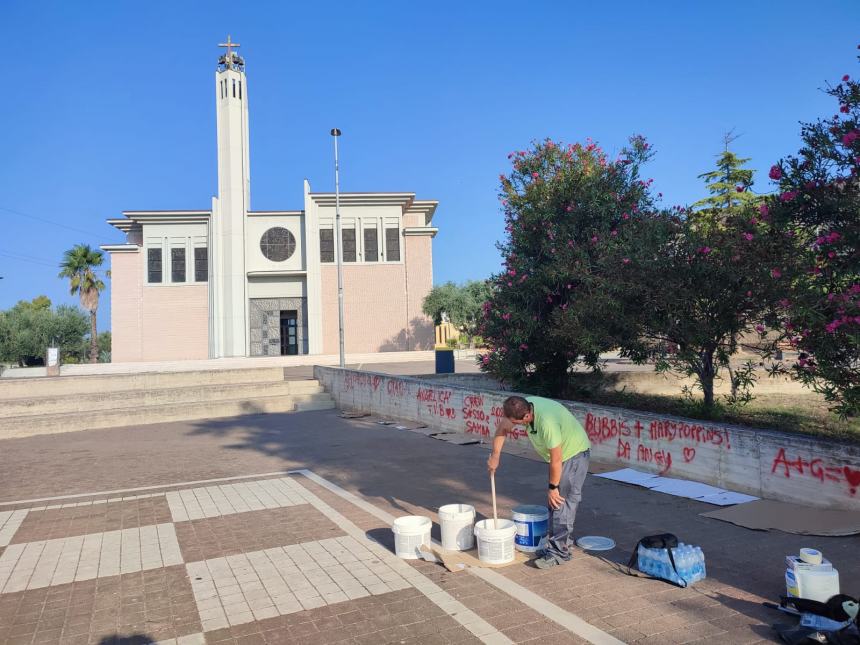 Piazza di Santa Maria degli Angeli ripulita dalle scritte