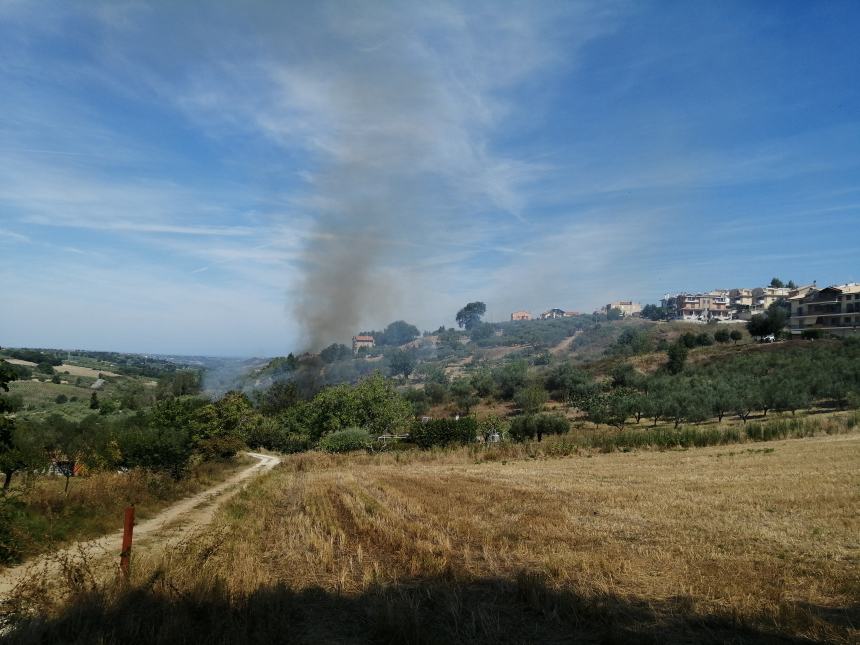 Incendio a Sant'Antonio Abate, intervengono i vigili del fuoco 