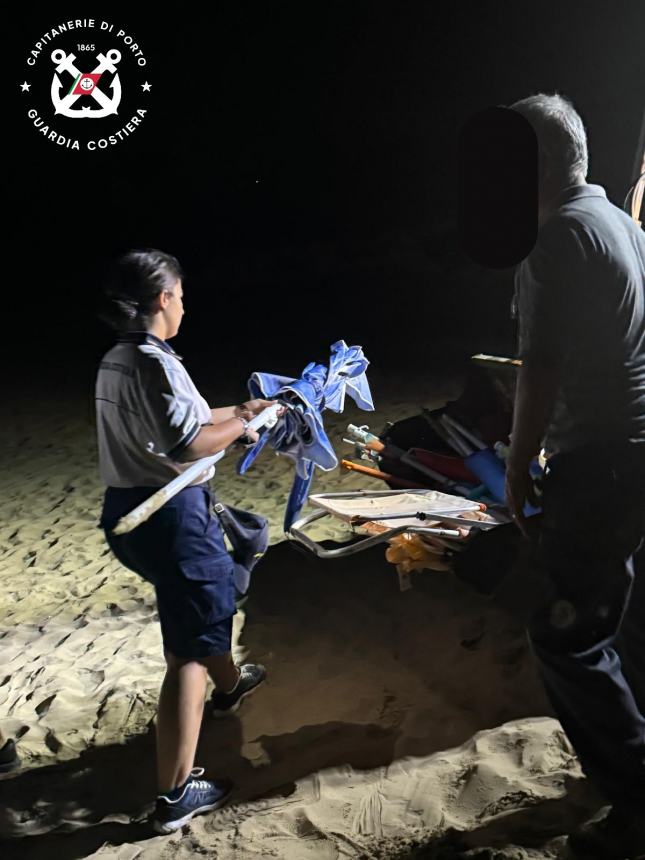 Blitz notturno sulla spiaggia: rimossi ombrelloni e sedie a sdraio  abusive