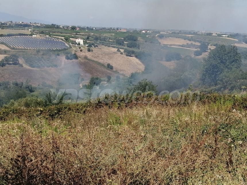 Incendio a Sant'Antonio Abate, intervengono i vigili del fuoco 