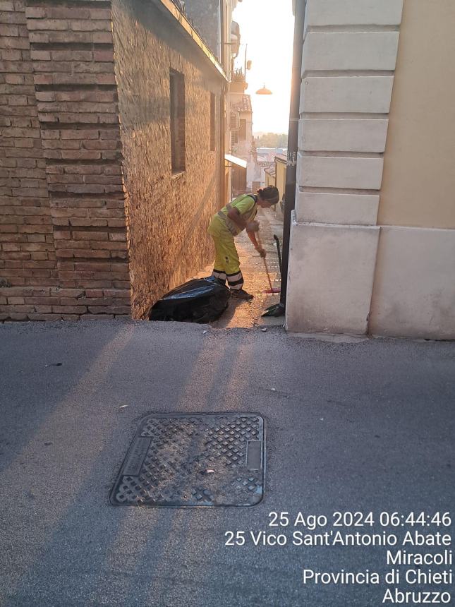 Interventi di pulizia straordinaria per le strade del centro storico di Casalbordino