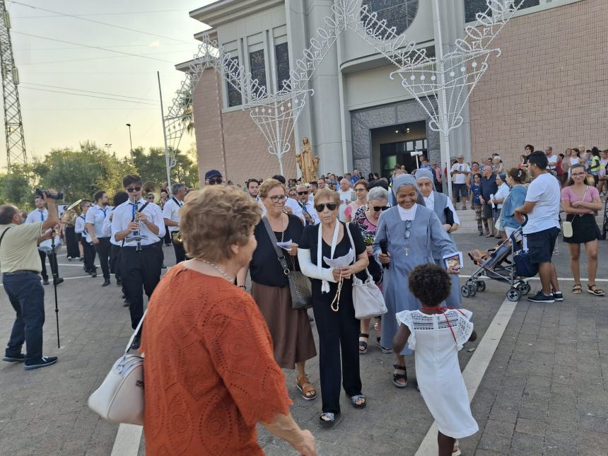 La statua della Madonna a Santa Maria degli Angeli in processione 