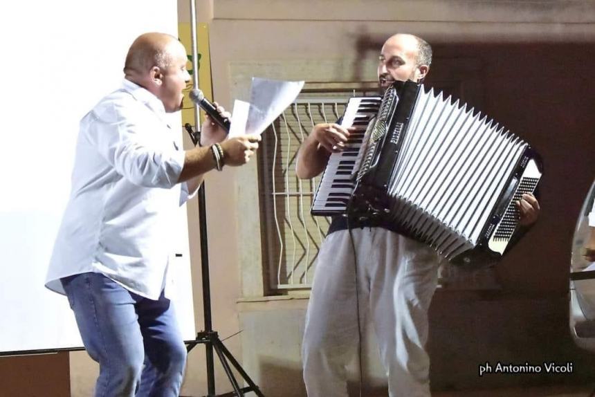 Trionfa la sansalvesità in piazza San Vitale con lo spettacolo dialettale “Di chi si lu feije?”