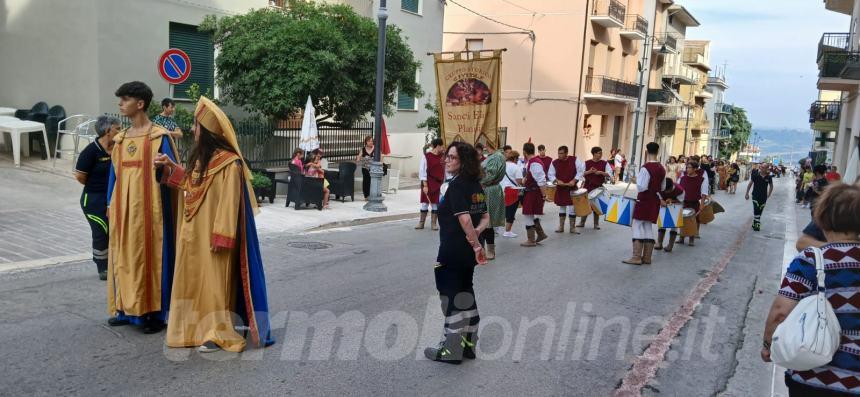 I colori della tradizione: il successo del Palio di San Nicola 