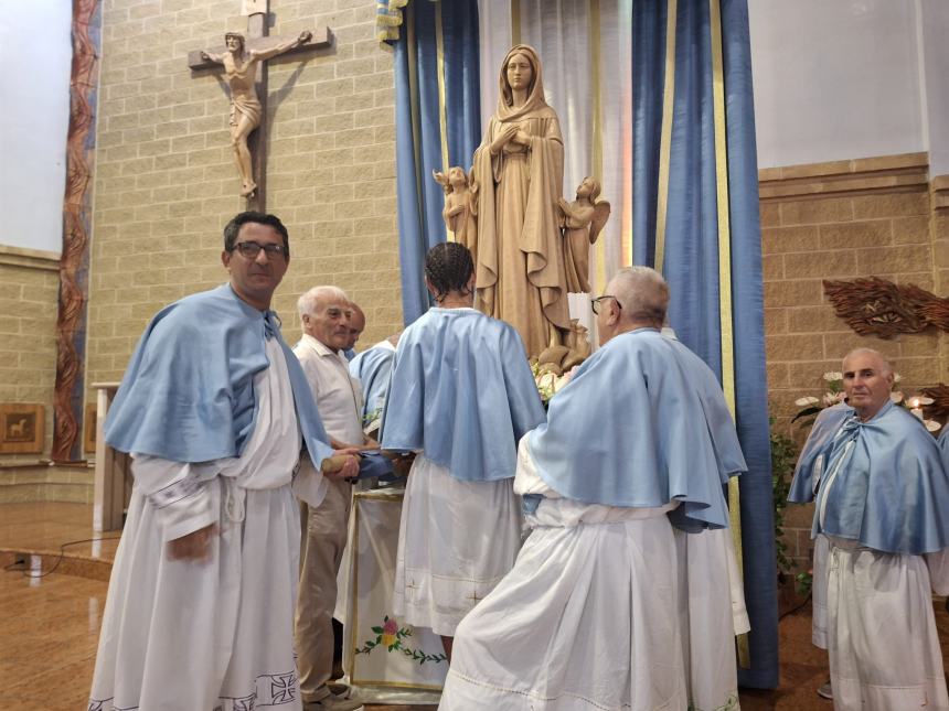 La statua della Madonna a Santa Maria degli Angeli in processione 