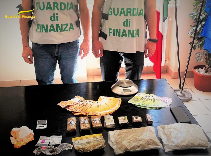 Pregiudicato arrestato per detenzione ai fini di spaccio di droga e sostanze psicotrope