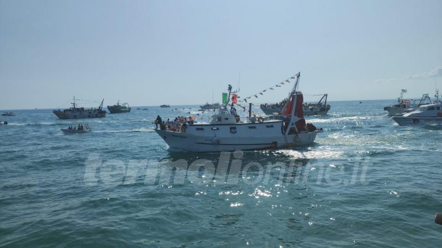 Sotto un cielo che brilla nell'acqua la processione a mare di San Basso