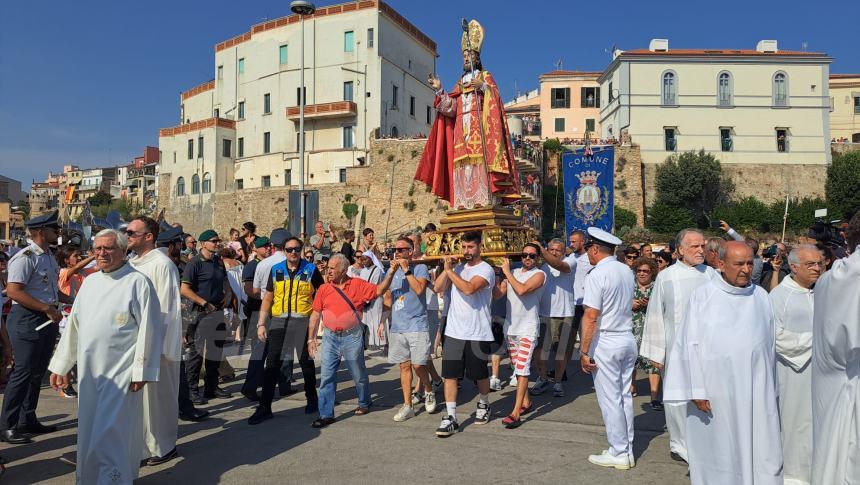 Sotto un cielo che brilla nell'acqua la processione a mare di San Basso