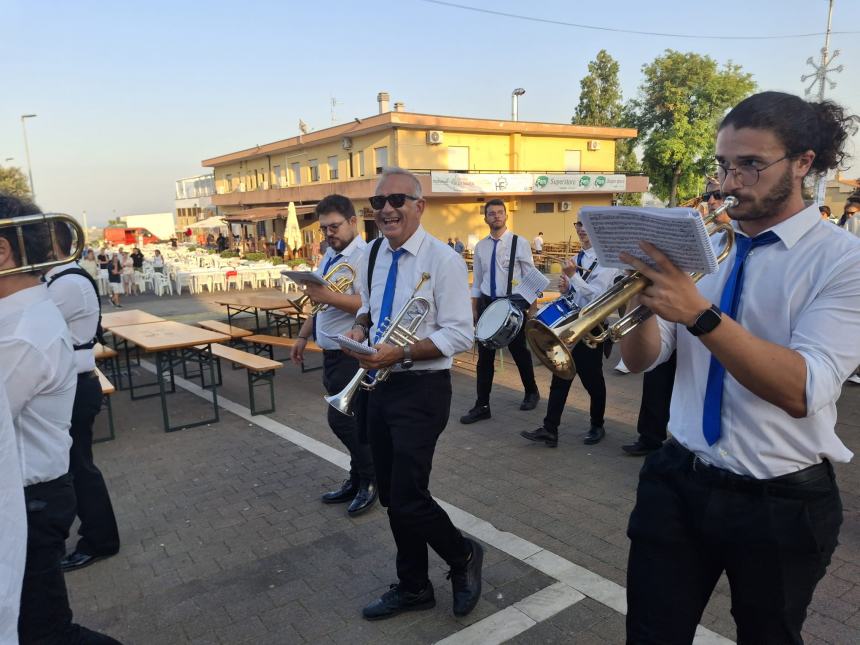 La statua della Madonna a Santa Maria degli Angeli in processione 