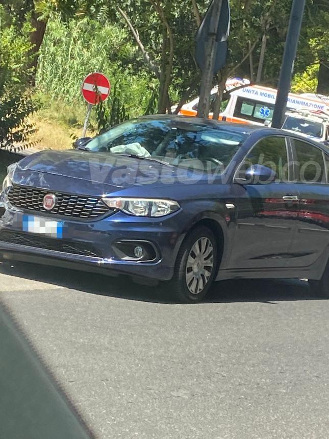 Scontro tra due auto su via Istonia, 4 feriti